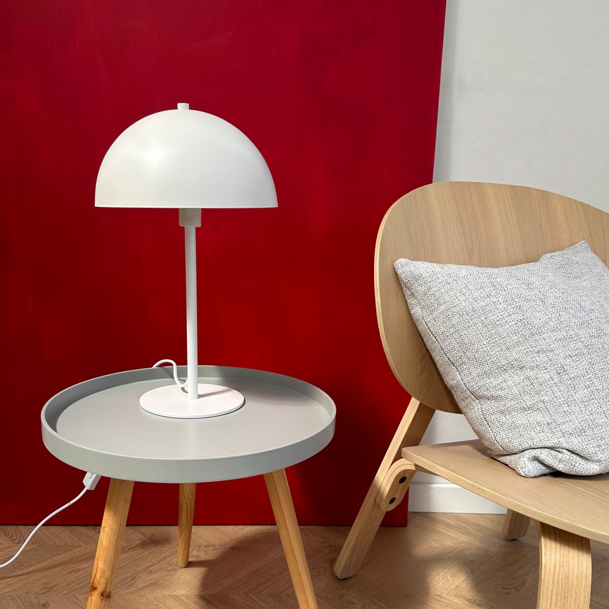 Stockholm 43cm Wit tafellamp Van Dyberg Larsen - De lamp verspreidt een zacht en aangenaam licht dat een aangename sfeer cre&euml;ert, ongeacht of deze op het bureau, het nachtkastje of in de woonkamer wordt geplaatst.