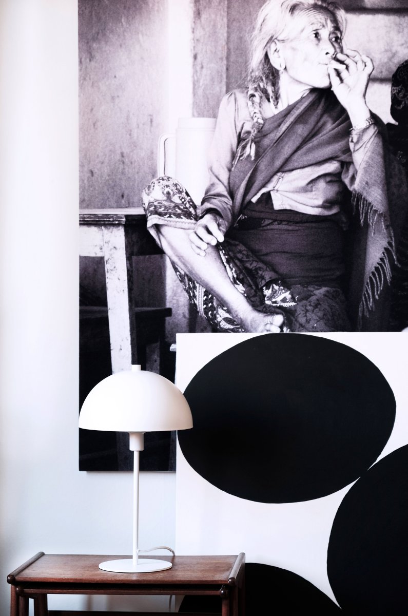 Stockholm 43cm Wit tafellamp Van Dyberg Larsen - De lamp verspreidt een zacht en aangenaam licht dat een aangename sfeer cre&euml;ert, ongeacht of deze op het bureau, het nachtkastje of in de woonkamer wordt geplaatst.