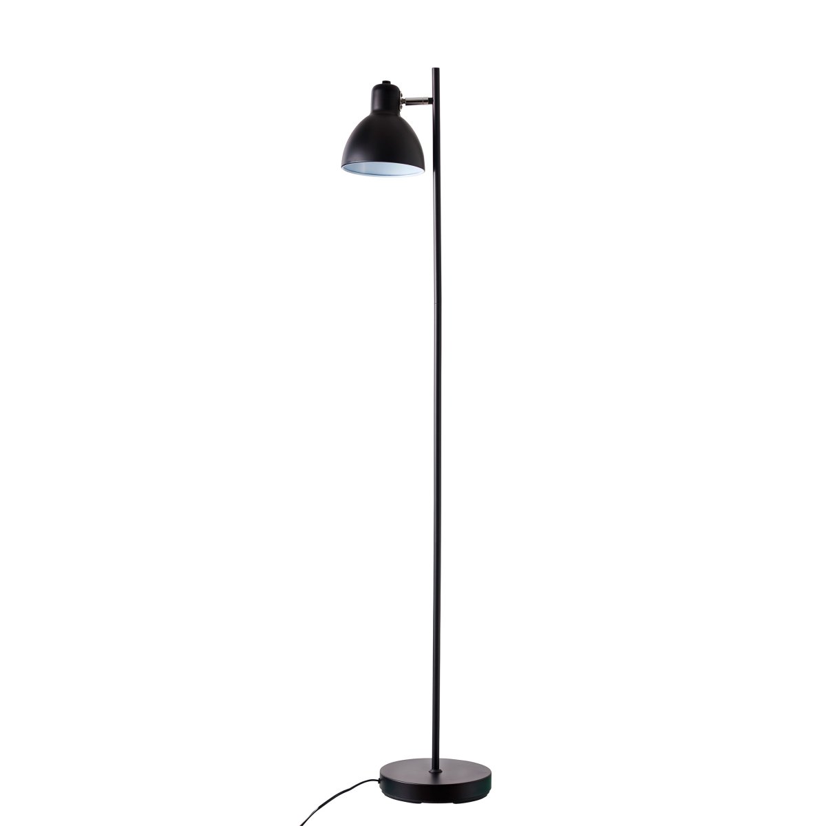  Skagen 1 Zwart vloerlamp Van Dyberg Larsen - De Skagen vloerlamp is verkrijgbaar met één of twee; lampenkappen, en deze variant heeft een lampenkap in matzwart metaal, wat een stijlvolle en eenvoudige uitstraling geeft.