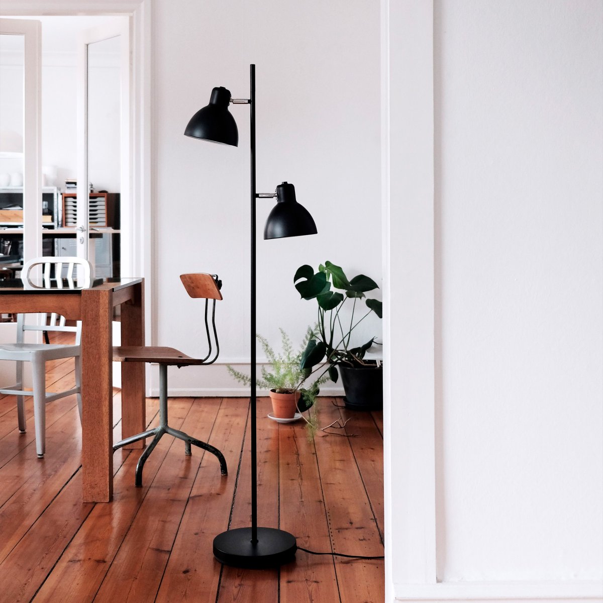 Skagen 2 Zwart vloerlamp Van Dyberg Larsen - Dyberg Larsen heeft een nieuwe staande lamp in de Skagen-serie ontwikkeld, ditmaal met twee lampenkappen voor een nog betere lichtopbrengst.