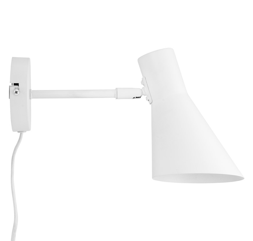 DL12 Wit leeslamp Van Dyberg Larsen - Met zijn unieke uitstraling combineert de lamp stijl met functionaliteit en zorgt voor een aangenaam en effectief licht dat perfect in elke kamer past.