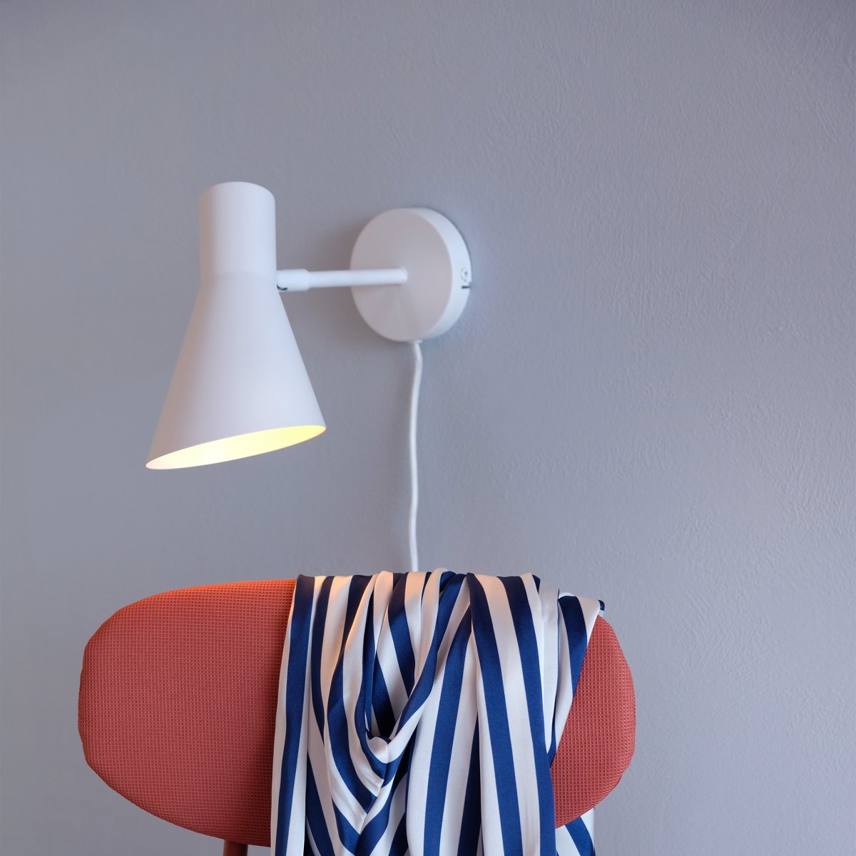 DL12 Wit leeslamp Van Dyberg Larsen - Met zijn unieke uitstraling combineert de lamp stijl met functionaliteit en zorgt voor een aangenaam en effectief licht dat perfect in elke kamer past.