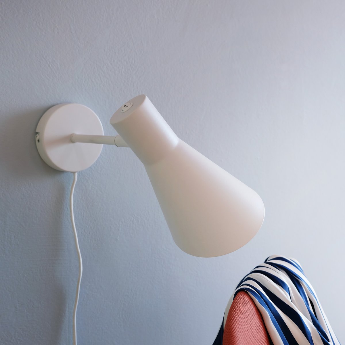 DL12 Wit leeslamp Van Dyberg Larsen - Met zijn unieke uitstraling combineert de lamp stijl met functionaliteit en zorgt voor een aangenaam en effectief licht dat perfect in elke kamer past.