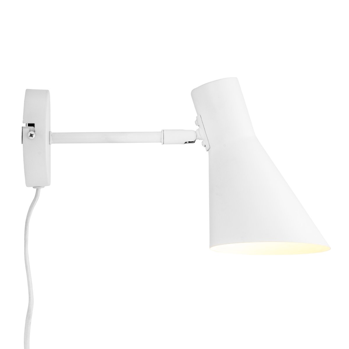 DL12 Wit leeslamp Van Dyberg Larsen - Met zijn unieke uitstraling combineert de lamp stijl met functionaliteit en zorgt voor een aangenaam en effectief licht dat perfect in elke kamer past.