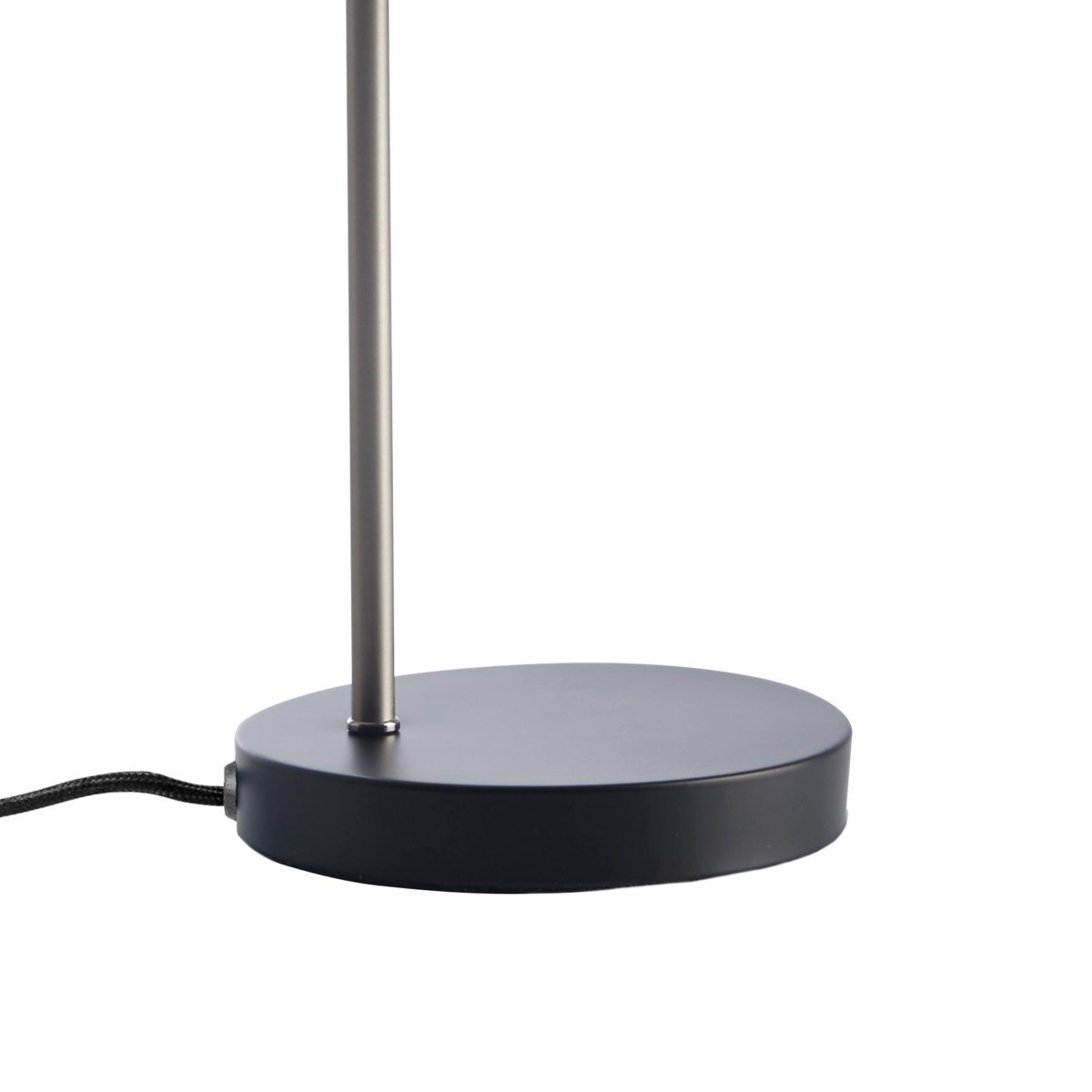 Ocean 43cm Zwart bureaulamp Van Dyberg Larsen - Hierdoor is de lamp ideaal voor in de slaapkamer en als indirecte lichtbron in de woonkamer.