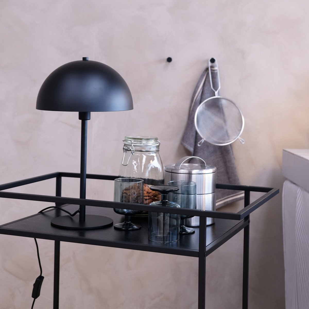 Stockholm 43cm Zwart tafellamp Van Dyberg Larsen - De lamp verspreidt een zacht en aangenaam licht dat een aangename sfeer cre&euml;ert, ongeacht of deze op het bureau, het nachtkastje of in de woonkamer wordt geplaatst.