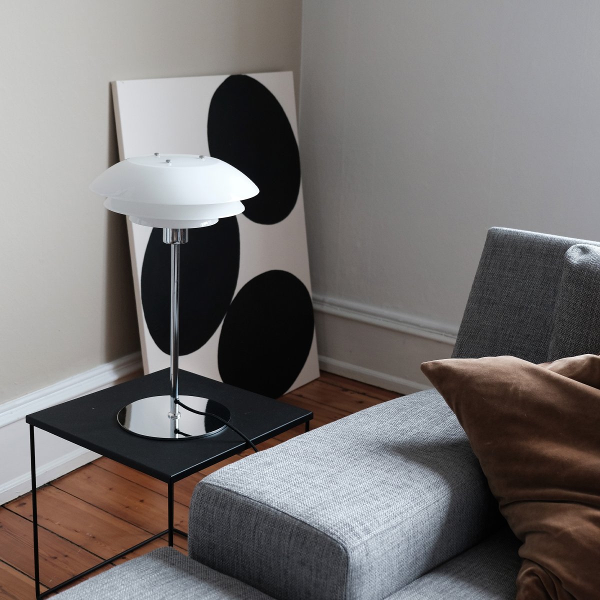 DL31 50cm Chroom tafellamp Van Dyberg Larsen - De elegante tafellamp DL31 is een nieuw lid van de DL-serie en is een prachtige aanvulling op uw huis.