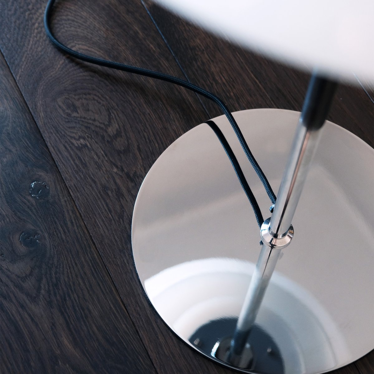 DL31 50cm Chroom tafellamp Van Dyberg Larsen - De elegante tafellamp DL31 is een nieuw lid van de DL-serie en is een prachtige aanvulling op uw huis.