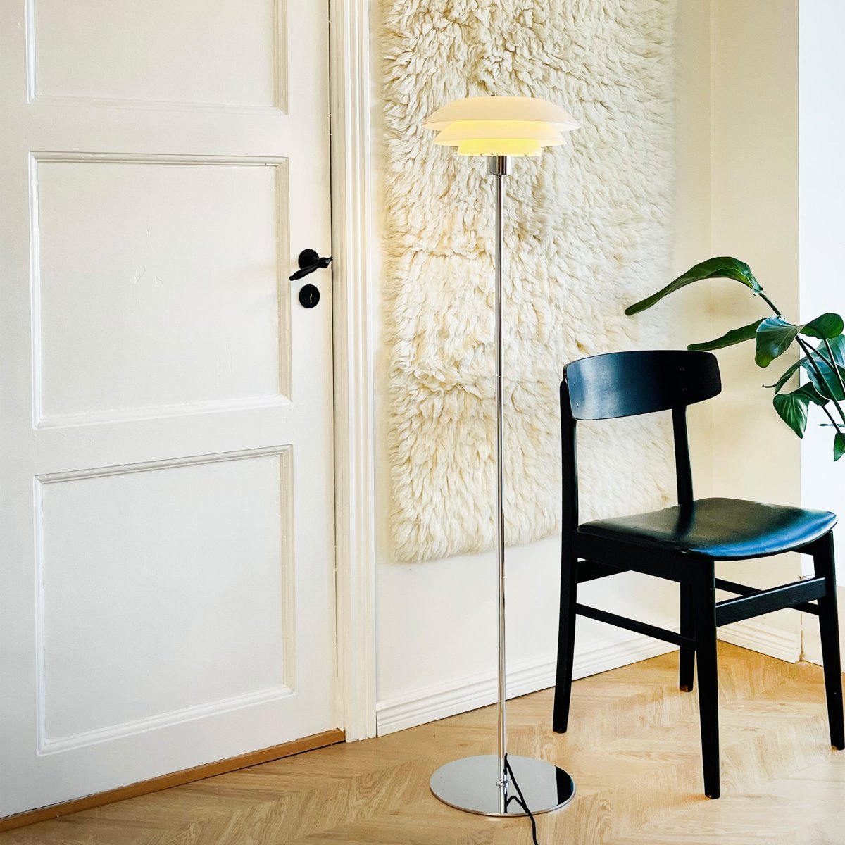 DL31 Chroom vloerlamp Van Dyberg Larsen - De lampen uit de DL-serie hebben drie ronde, schotelvormige kappen die een klassieke en eenvoudige stijl cre&euml;ren voor minimalistische woningen.