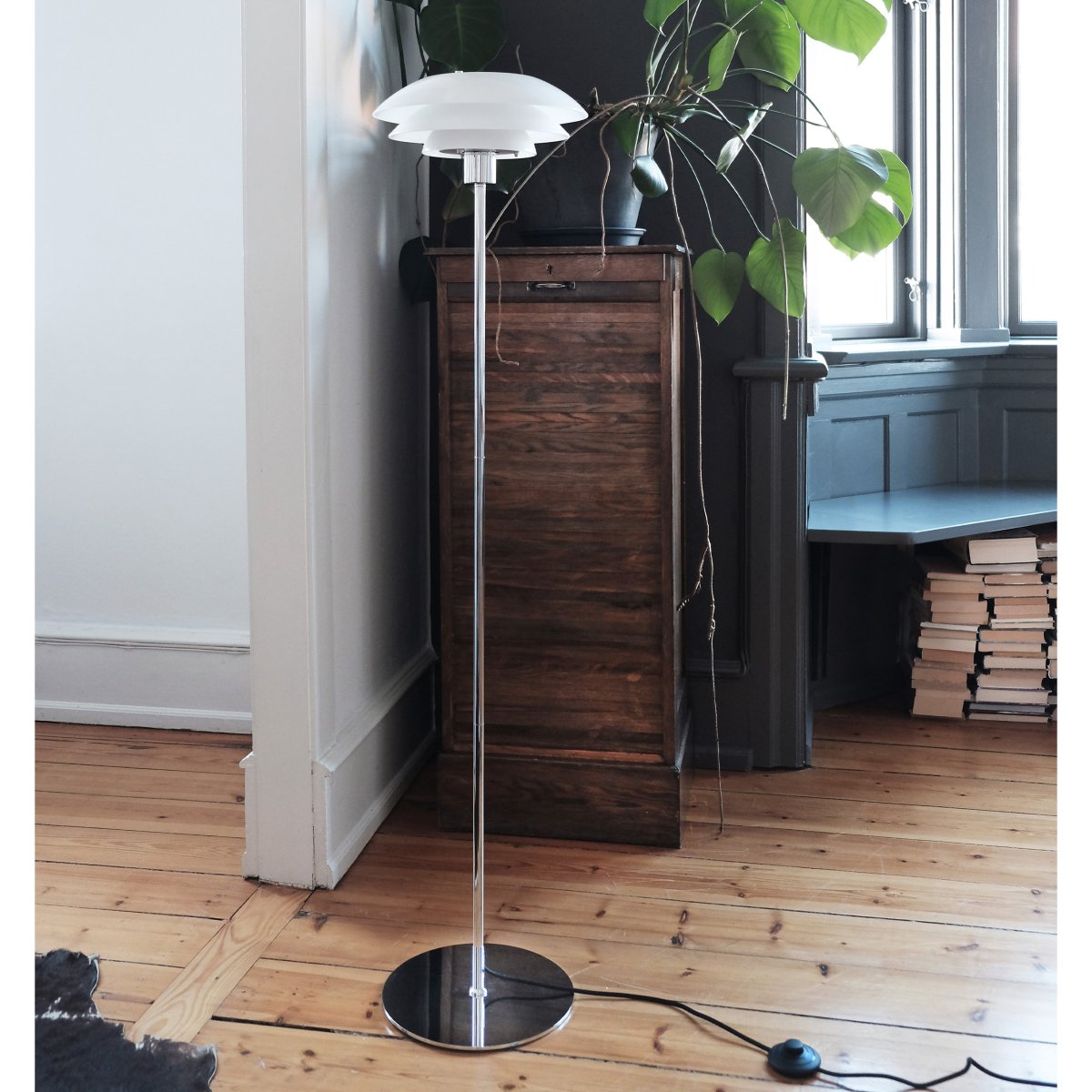 DL31 Chroom vloerlamp Van Dyberg Larsen - De lampen uit de DL-serie hebben drie ronde, schotelvormige kappen die een klassieke en eenvoudige stijl cre&euml;ren voor minimalistische woningen.
