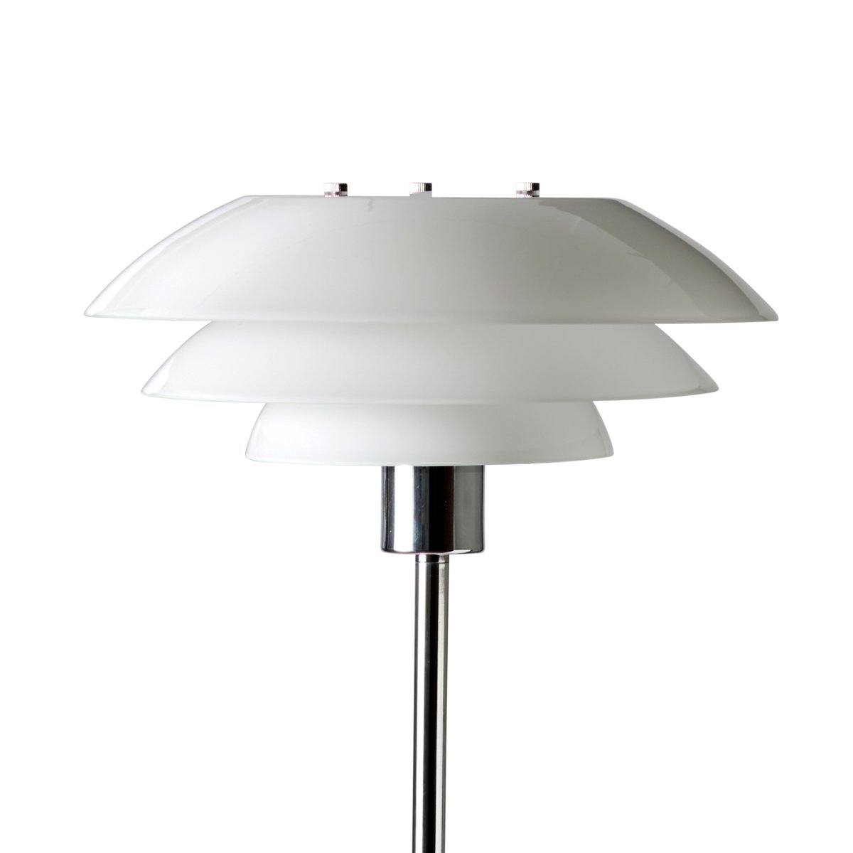 DL31 Chroom vloerlamp Van Dyberg Larsen - De lampen uit de DL-serie hebben drie ronde, schotelvormige kappen die een klassieke en eenvoudige stijl cre&euml;ren voor minimalistische woningen.
