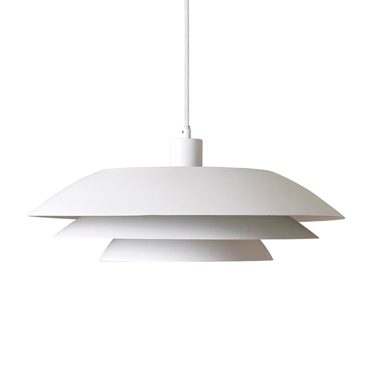 DL45 Ø45 Wit hanglamp Van Dyberg Larsen - De DL-serie van Dyberg Larsen bestaat uit elegante lampen in dezelfde stijl met drie plaatvormige kappen, wat zorgt voor een klassiek en minimalistisch design.
