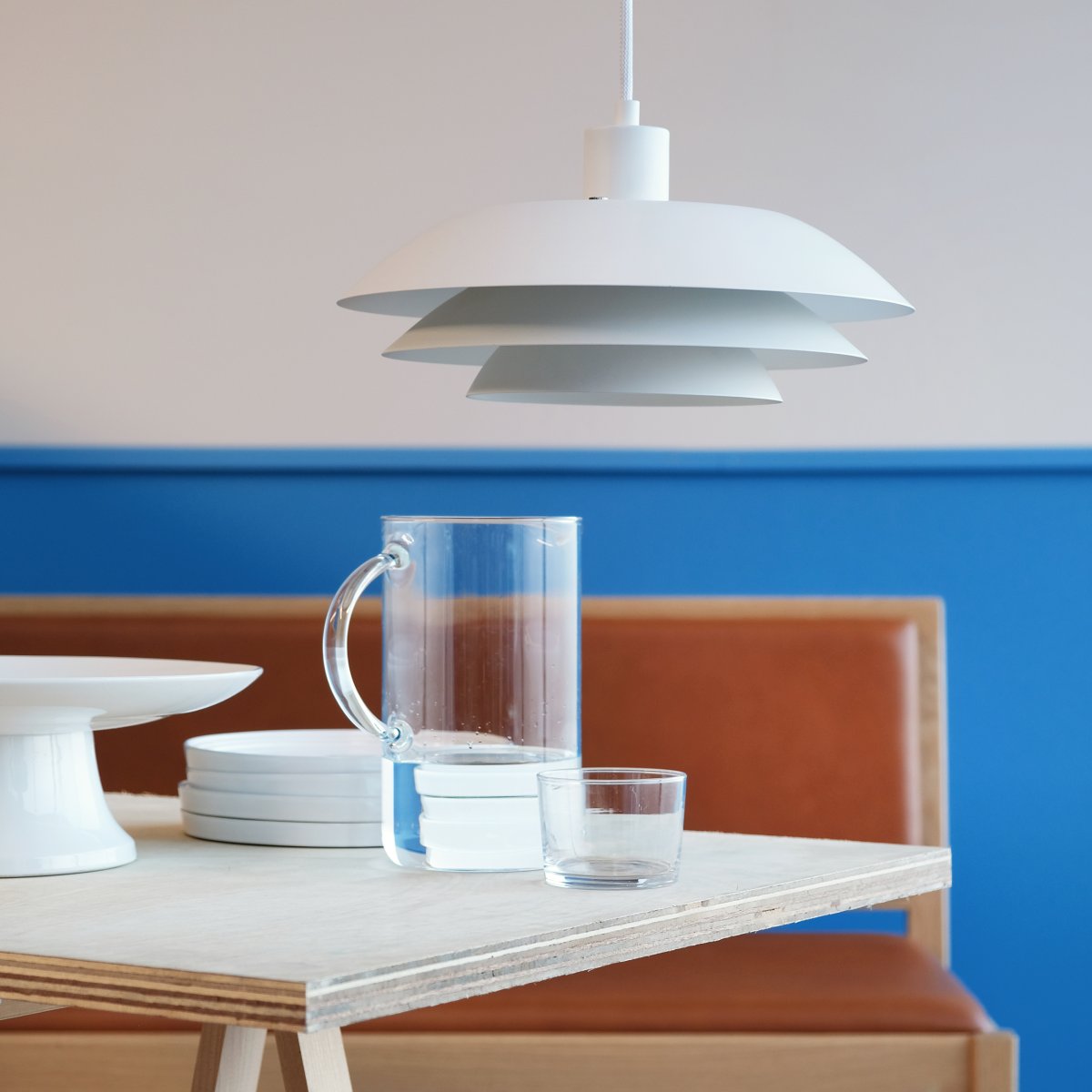 DL45 Ø45 Wit hanglamp Van Dyberg Larsen - De DL-serie van Dyberg Larsen bestaat uit elegante lampen in dezelfde stijl met drie plaatvormige kappen, wat zorgt voor een klassiek en minimalistisch design.