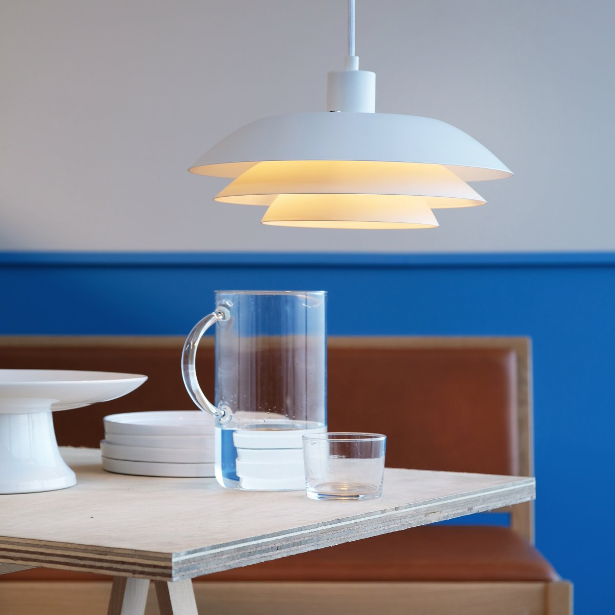 DL45 Ø45 Wit hanglamp Van Dyberg Larsen - De DL-serie van Dyberg Larsen bestaat uit elegante lampen in dezelfde stijl met drie plaatvormige kappen, wat zorgt voor een klassiek en minimalistisch design.