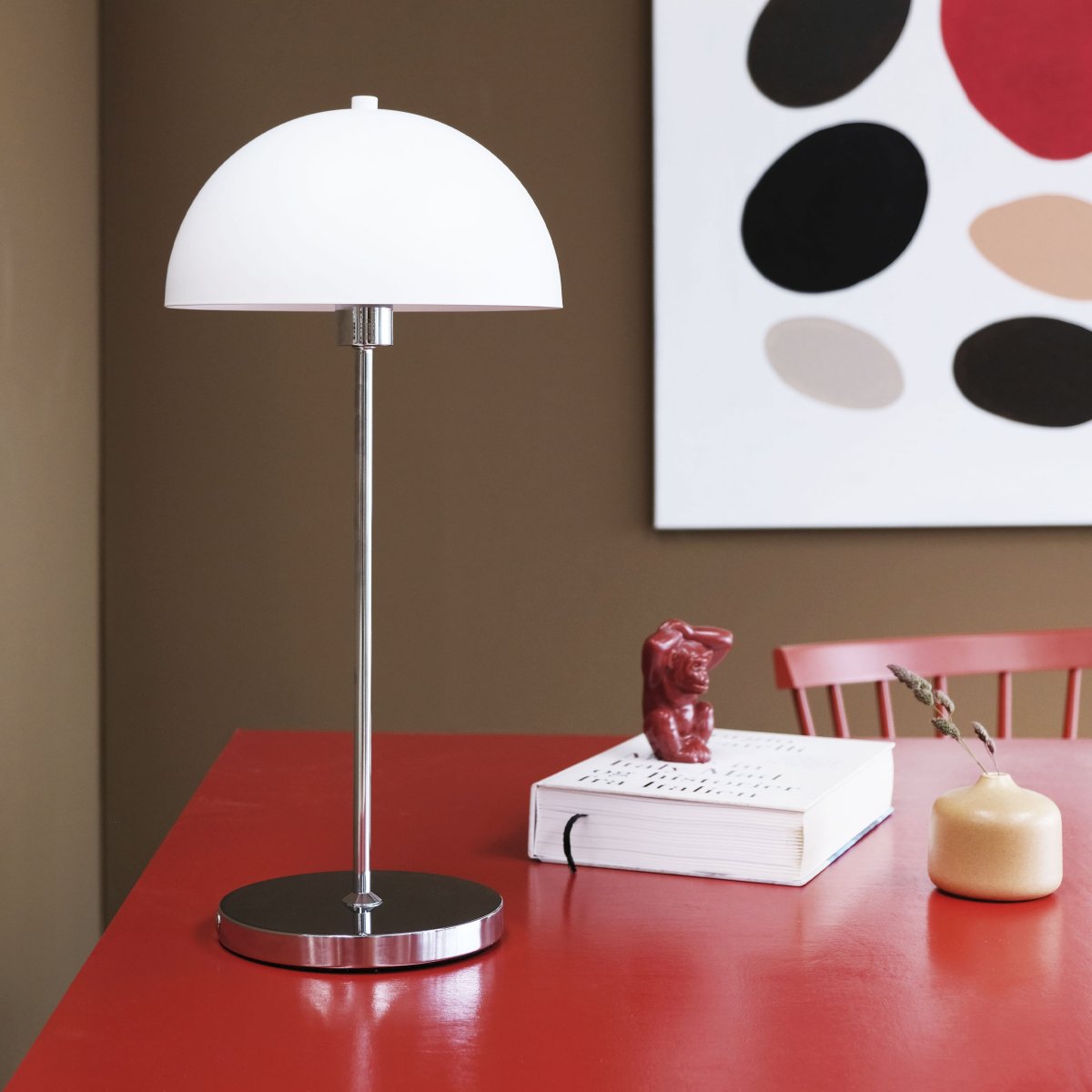 Garda 55cm Chroom Draagbare Van Dyberg Larsen - Het stijlvolle design van de lamp verspreidt een warm en aangenaam licht, waardoor deze ideaal is voor op een bureau, nachtkastje of bijzettafel in de woonkamer.