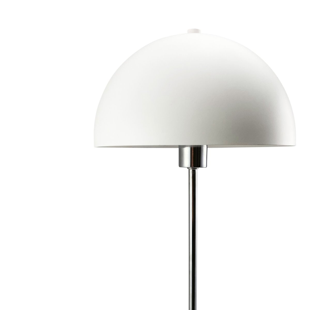 Garda 55cm Chroom Draagbare Van Dyberg Larsen - Het stijlvolle design van de lamp verspreidt een warm en aangenaam licht, waardoor deze ideaal is voor op een bureau, nachtkastje of bijzettafel in de woonkamer.