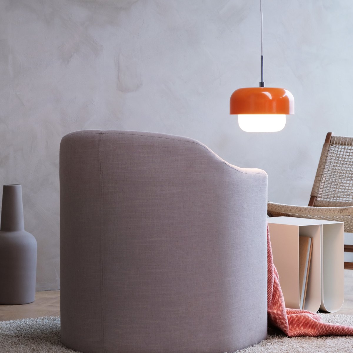 Haipot Ø23 Oranje hanglamp Van Dyberg Larsen - De lamp is ontworpen door de Deen Frank Kerdil en is in samenwerking met styliste Anette Eckmann gekleurd.