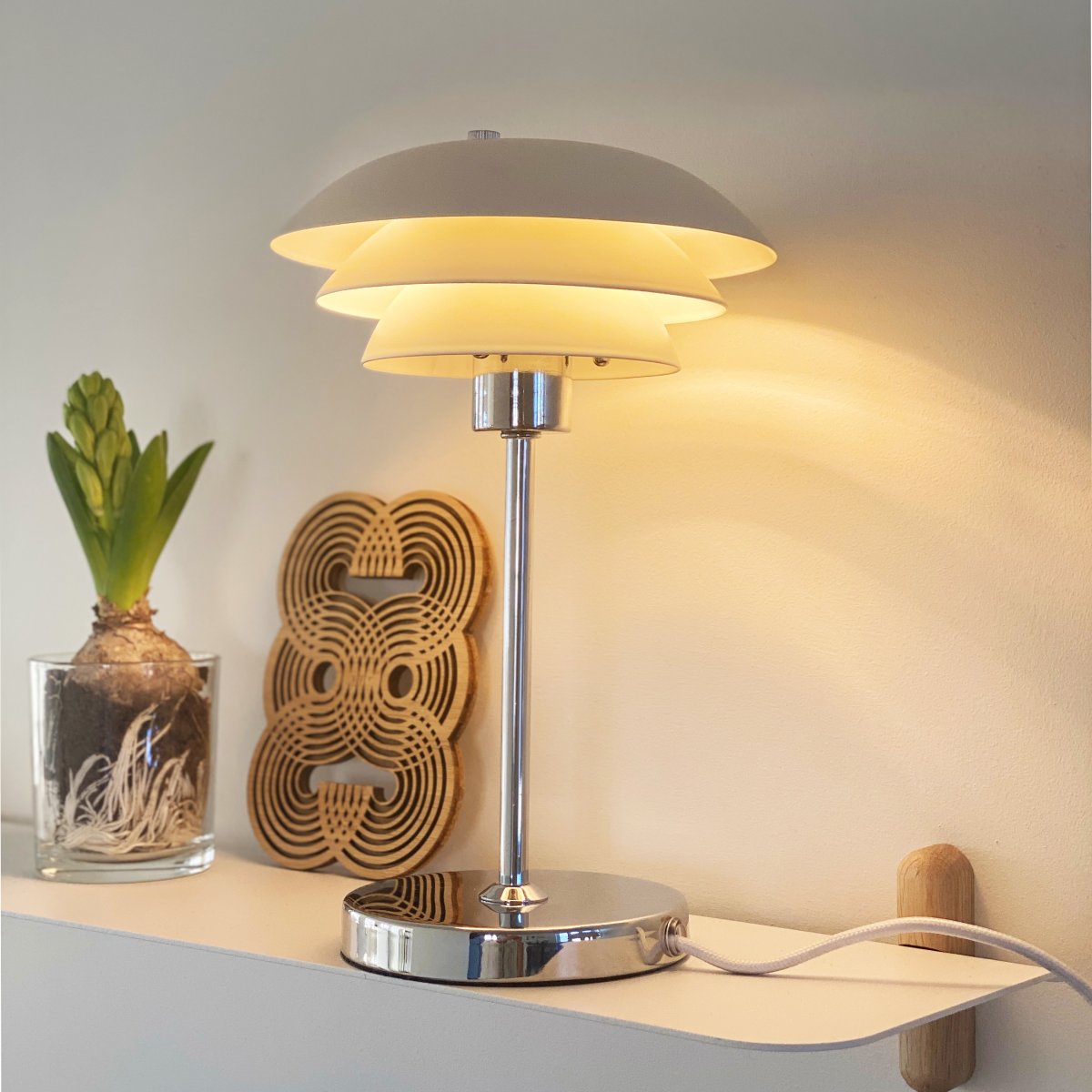 DL16 25cm Wit tafellamp Van Dyberg Larsen - De DL16 tafellamp is een stijlvolle en compacte lamp, perfect voor een boekenplank of kleine kamer.