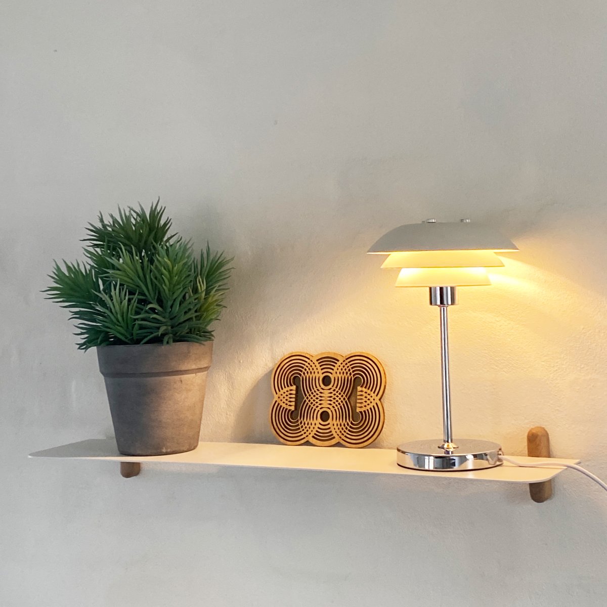 DL16 25cm Wit tafellamp Van Dyberg Larsen - De DL16 tafellamp is een stijlvolle en compacte lamp, perfect voor een boekenplank of kleine kamer.