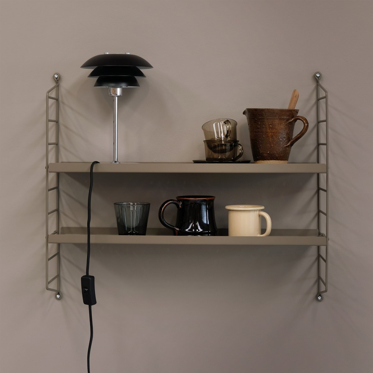 DL16 25cm Zwart tafellamp Van Dyberg Larsen - De DL16 tafellamp is een stijlvolle en compacte lamp, perfect voor een boekenplank of kleine kamer.