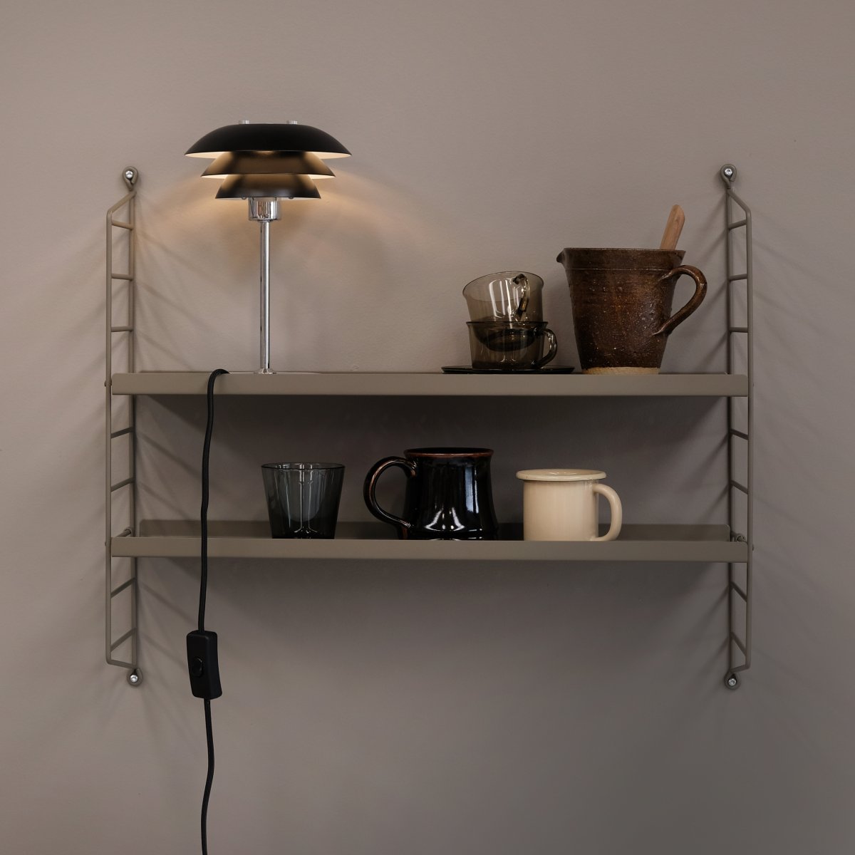 DL16 25cm Zwart tafellamp Van Dyberg Larsen - De DL16 tafellamp is een stijlvolle en compacte lamp, perfect voor een boekenplank of kleine kamer.