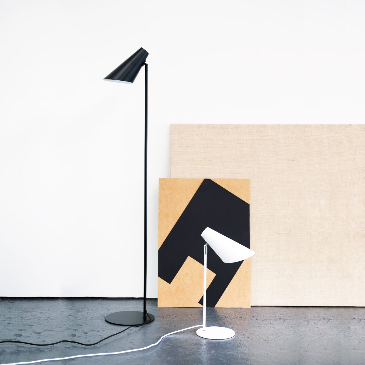 Cale 50cm Wit bureaulamp Van Dyberg Larsen - Dankzij de strakke en stijlvolle vorm is Cale eenvoudig te plaatsen en past hij perfect in zowel het thuiskantoor als de slaapkamer.