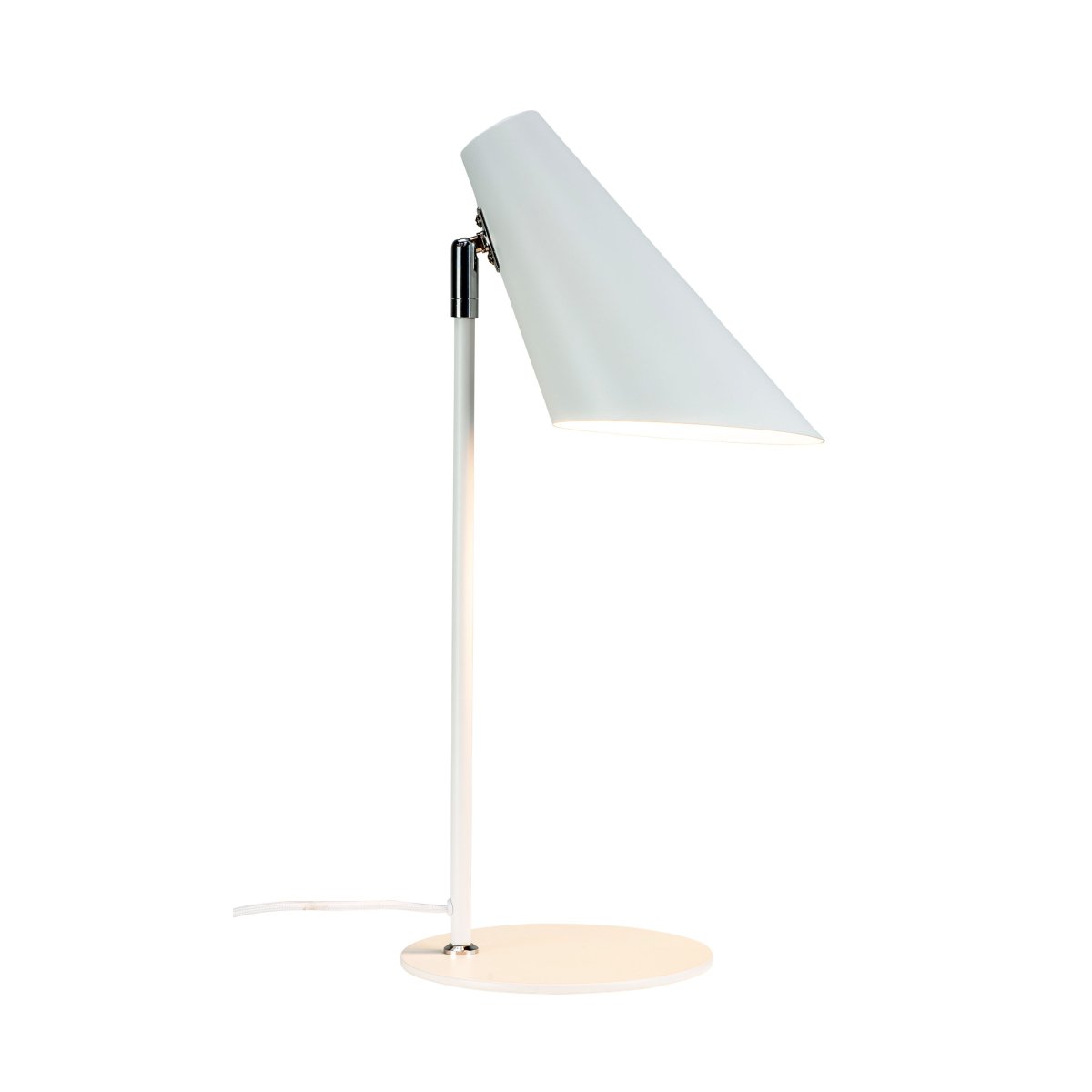 Cale 50cm Wit bureaulamp Van Dyberg Larsen - Dankzij de strakke en stijlvolle vorm is Cale eenvoudig te plaatsen en past hij perfect in zowel het thuiskantoor als de slaapkamer.