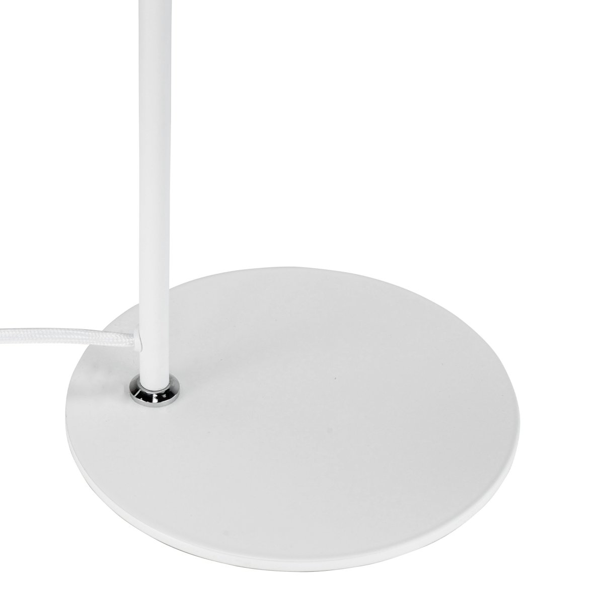 Cale 50cm Wit bureaulamp Van Dyberg Larsen - Dankzij de strakke en stijlvolle vorm is Cale eenvoudig te plaatsen en past hij perfect in zowel het thuiskantoor als de slaapkamer.