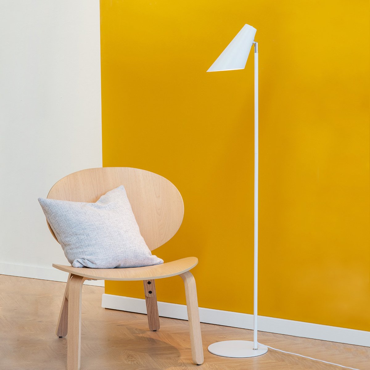 Cale Wit vloerlamp Van Dyberg Larsen - Een lamp die esthetiek en functionaliteit combineert voor een aangename sfeer in uw huis.