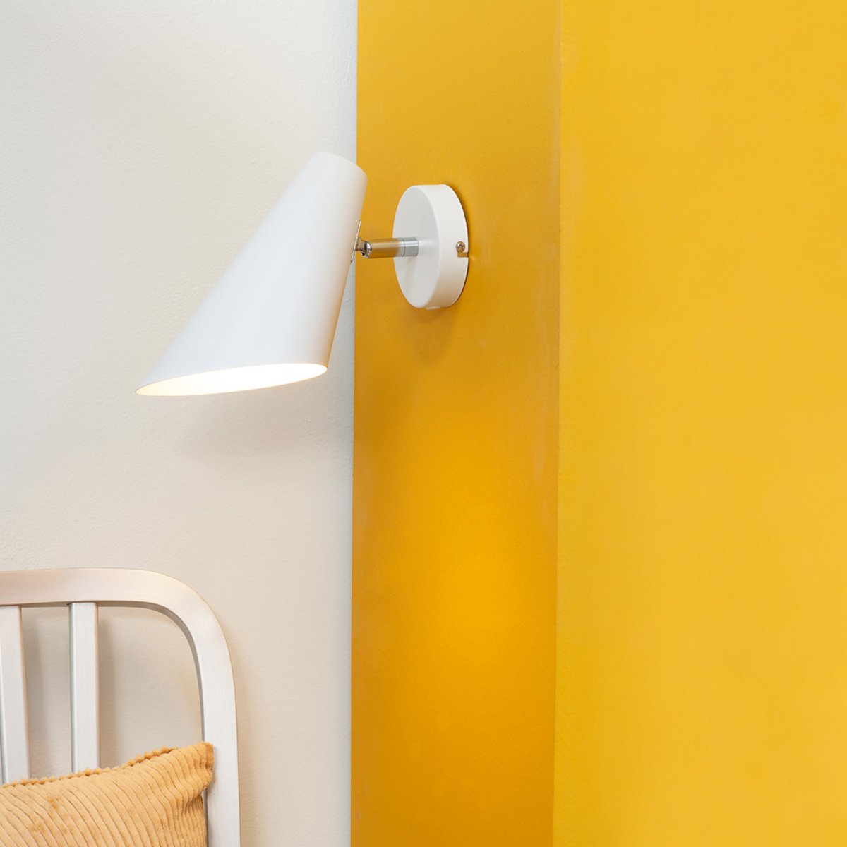 Cale 25cm Wit wandlamp Van Dyberg Larsen - De lamp is verkrijgbaar in matzwarte en witte metalen afwerkingen en de lampenkop kan vrij worden gedraaid voor optimale verlichting.