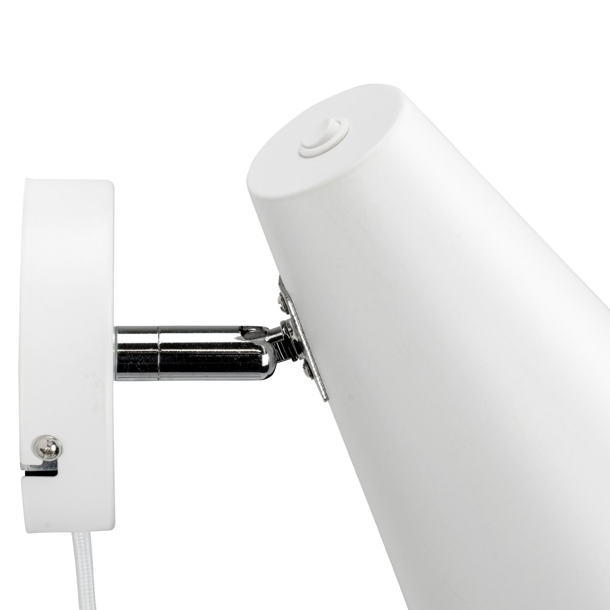 Cale 25cm Wit wandlamp Van Dyberg Larsen - De lamp is verkrijgbaar in matzwarte en witte metalen afwerkingen en de lampenkop kan vrij worden gedraaid voor optimale verlichting.