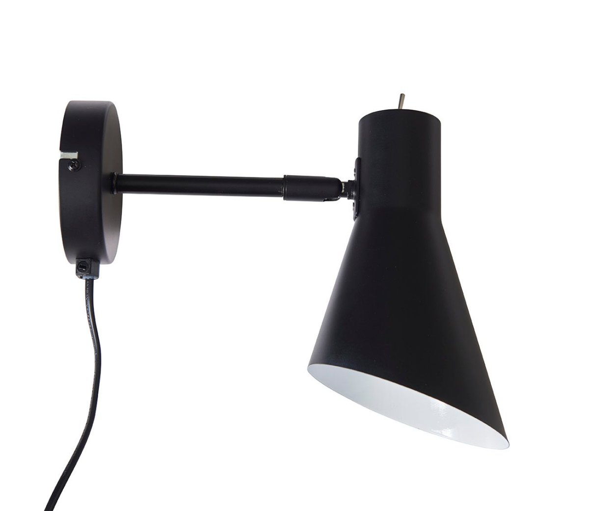 DL12 Zwart leeslamp Van Dyberg Larsen - Met zijn moderne, matzwarte design en hoekige kap geeft de DL12 een gericht en aangenaam licht, ideaal als hoeklamp of als bedlamp.