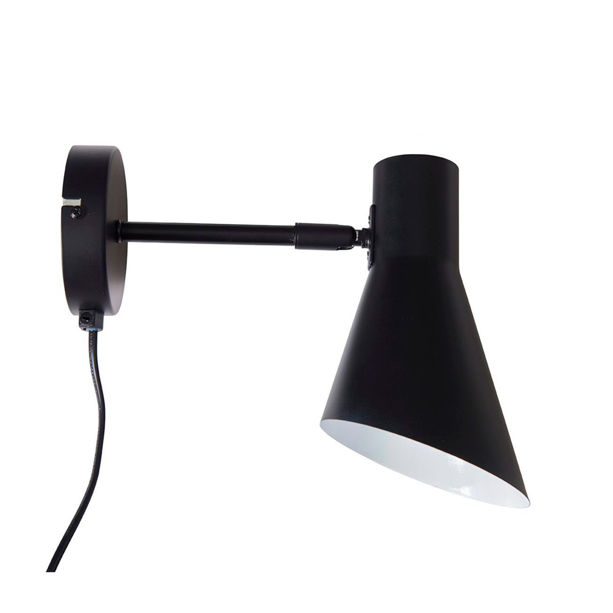 DL12 Zwart leeslamp Van Dyberg Larsen - Met zijn moderne, matzwarte design en hoekige kap geeft de DL12 een gericht en aangenaam licht, ideaal als hoeklamp of als bedlamp.