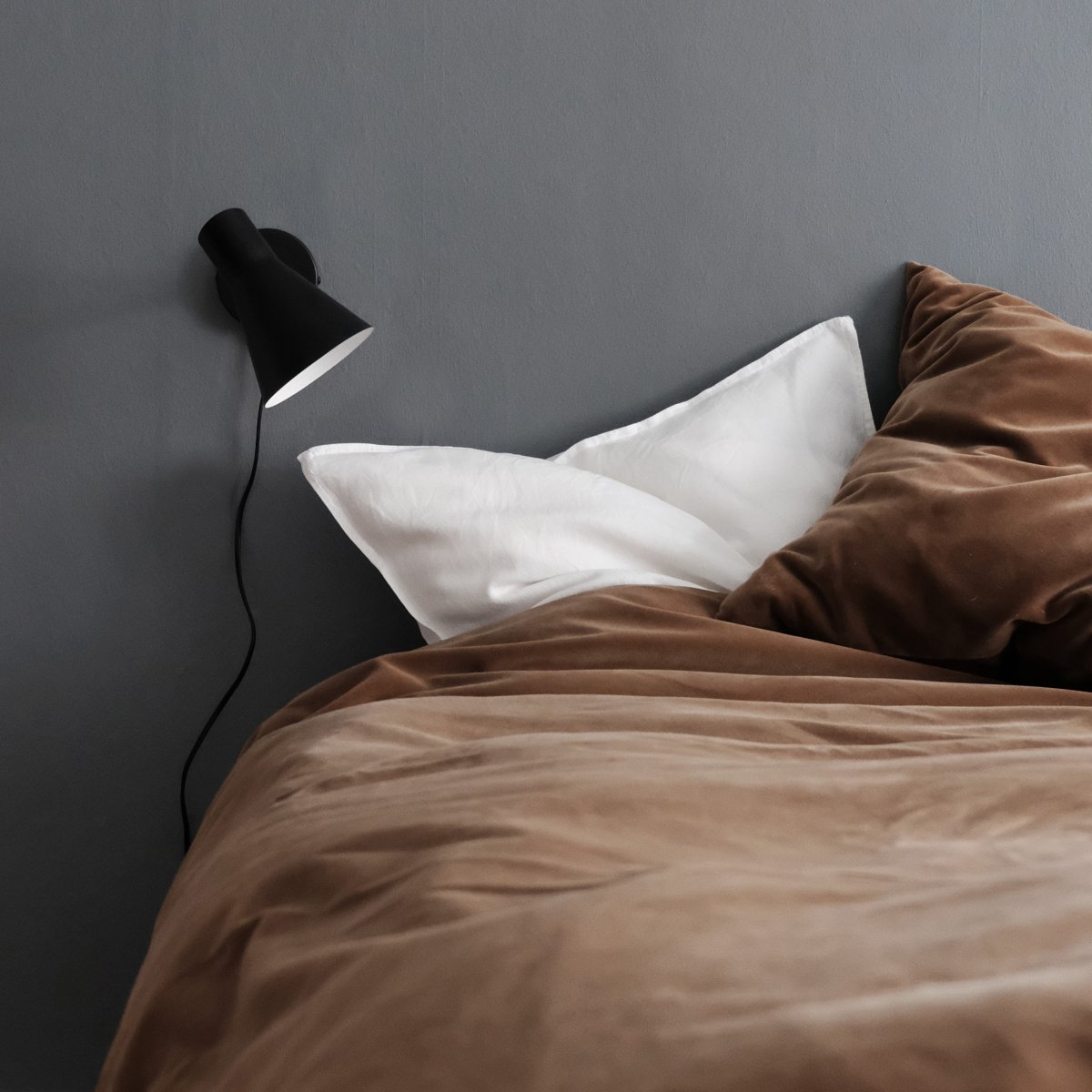 DL12 Zwart leeslamp Van Dyberg Larsen - Met zijn moderne, matzwarte design en hoekige kap geeft de DL12 een gericht en aangenaam licht, ideaal als hoeklamp of als bedlamp.