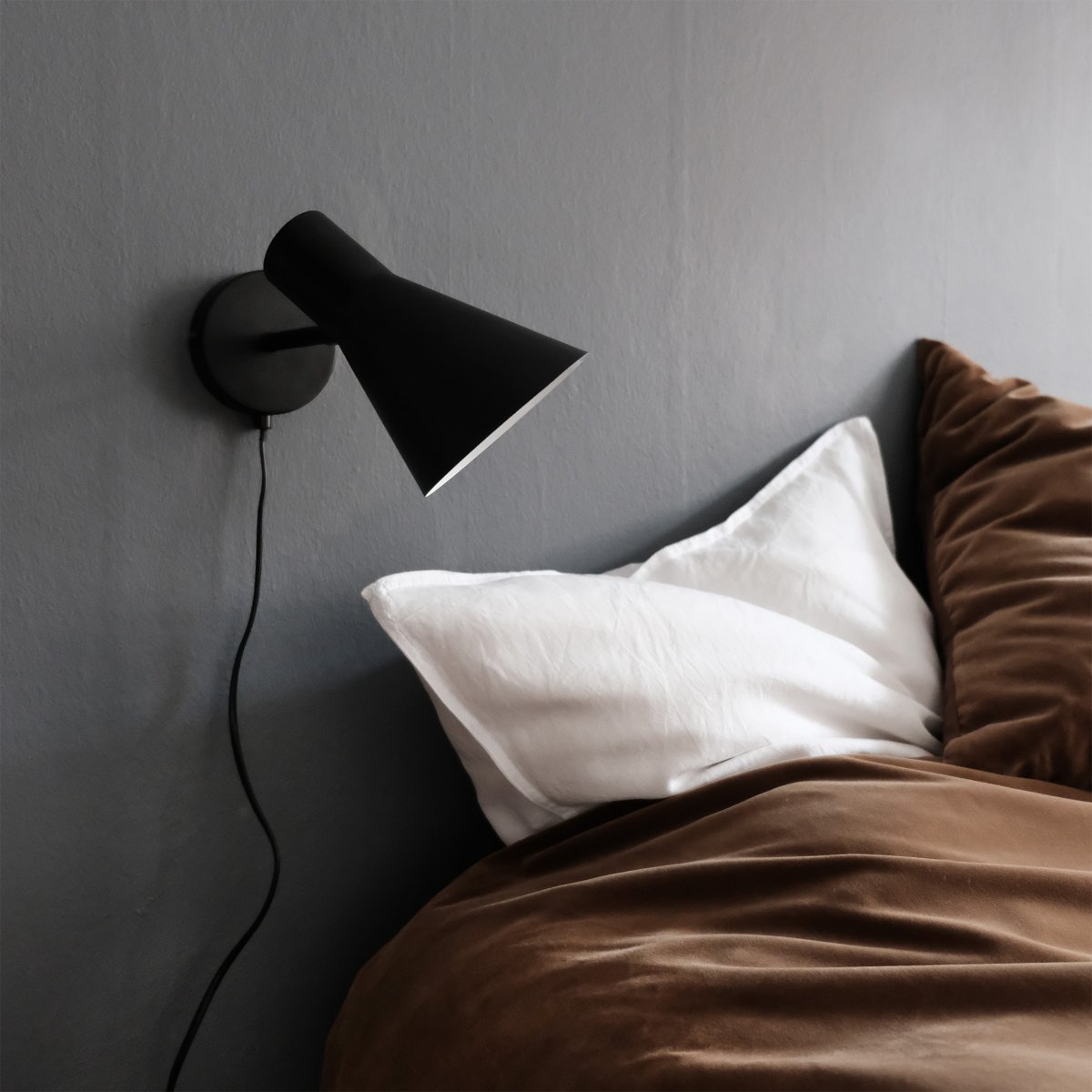 DL12 Zwart leeslamp Van Dyberg Larsen - Met zijn moderne, matzwarte design en hoekige kap geeft de DL12 een gericht en aangenaam licht, ideaal als hoeklamp of als bedlamp.