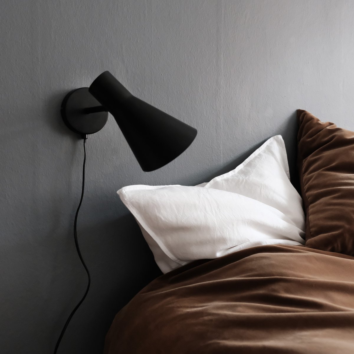 DL12 Zwart leeslamp Van Dyberg Larsen - Met zijn moderne, matzwarte design en hoekige kap geeft de DL12 een gericht en aangenaam licht, ideaal als hoeklamp of als bedlamp.