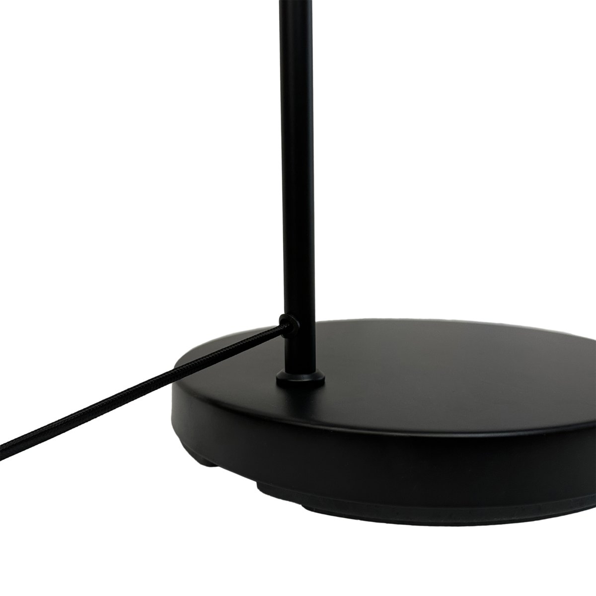 Denver Zwart vloerlamp Van Dyberg Larsen - Denver is een stijlvolle verlichtingscollectie van Dyberg Larsen, ontworpen voor wie op zoek is naar een eenvoudige lamp met een klassieke uitstraling.