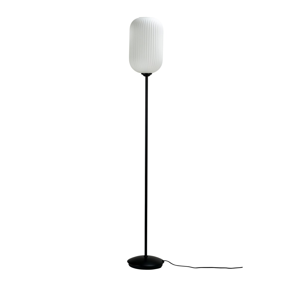 Riflet Zwart vloerlamp Van Dyberg Larsen - De Riflet vloerlamp van Dyberg Larsen heeft een nieuw design met een prachtig gecanneleerde lampenkap van opaalglas die een zacht en aangenaam licht verspreidt.