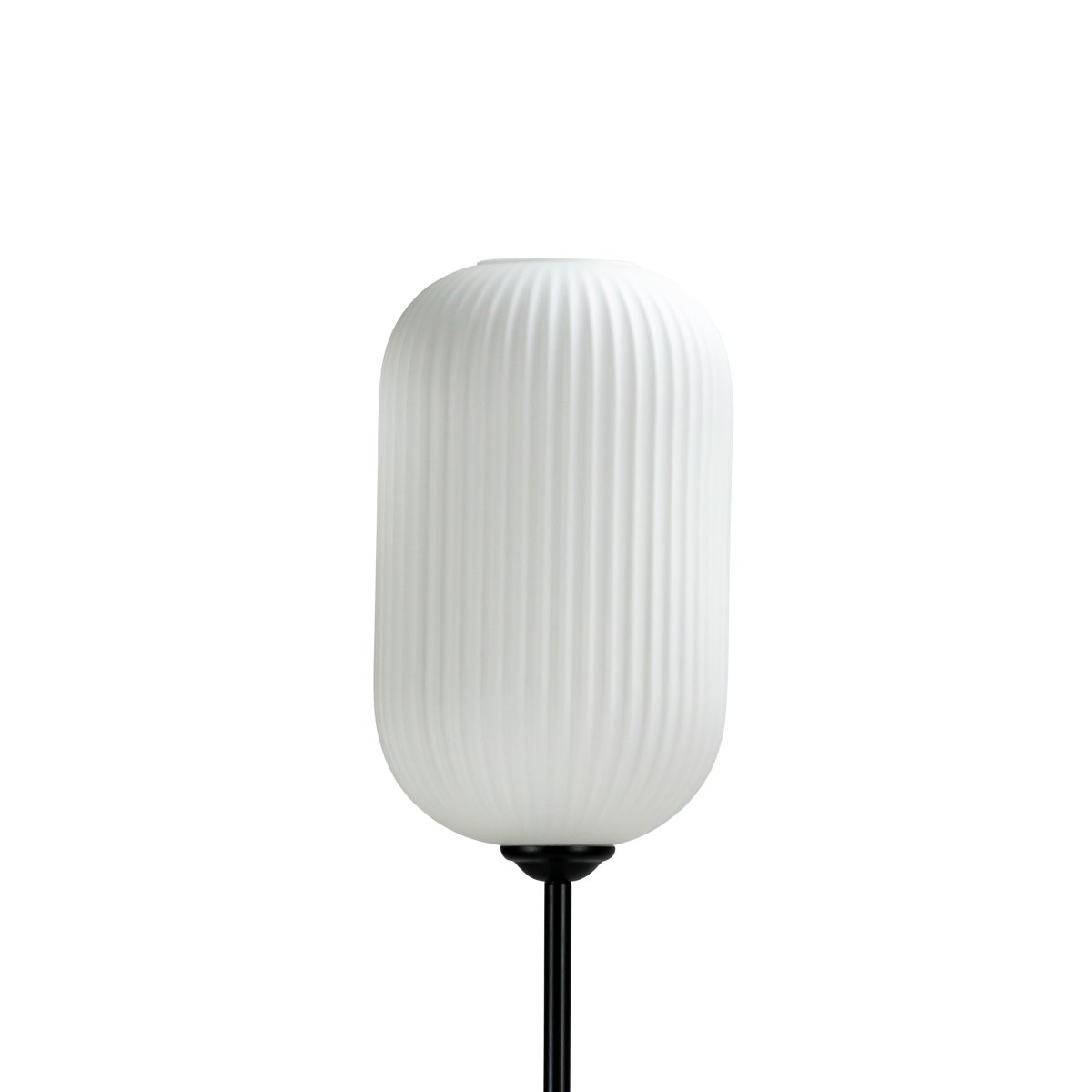 Riflet Zwart vloerlamp Van Dyberg Larsen - De Riflet vloerlamp van Dyberg Larsen heeft een nieuw design met een prachtig gecanneleerde lampenkap van opaalglas die een zacht en aangenaam licht verspreidt.