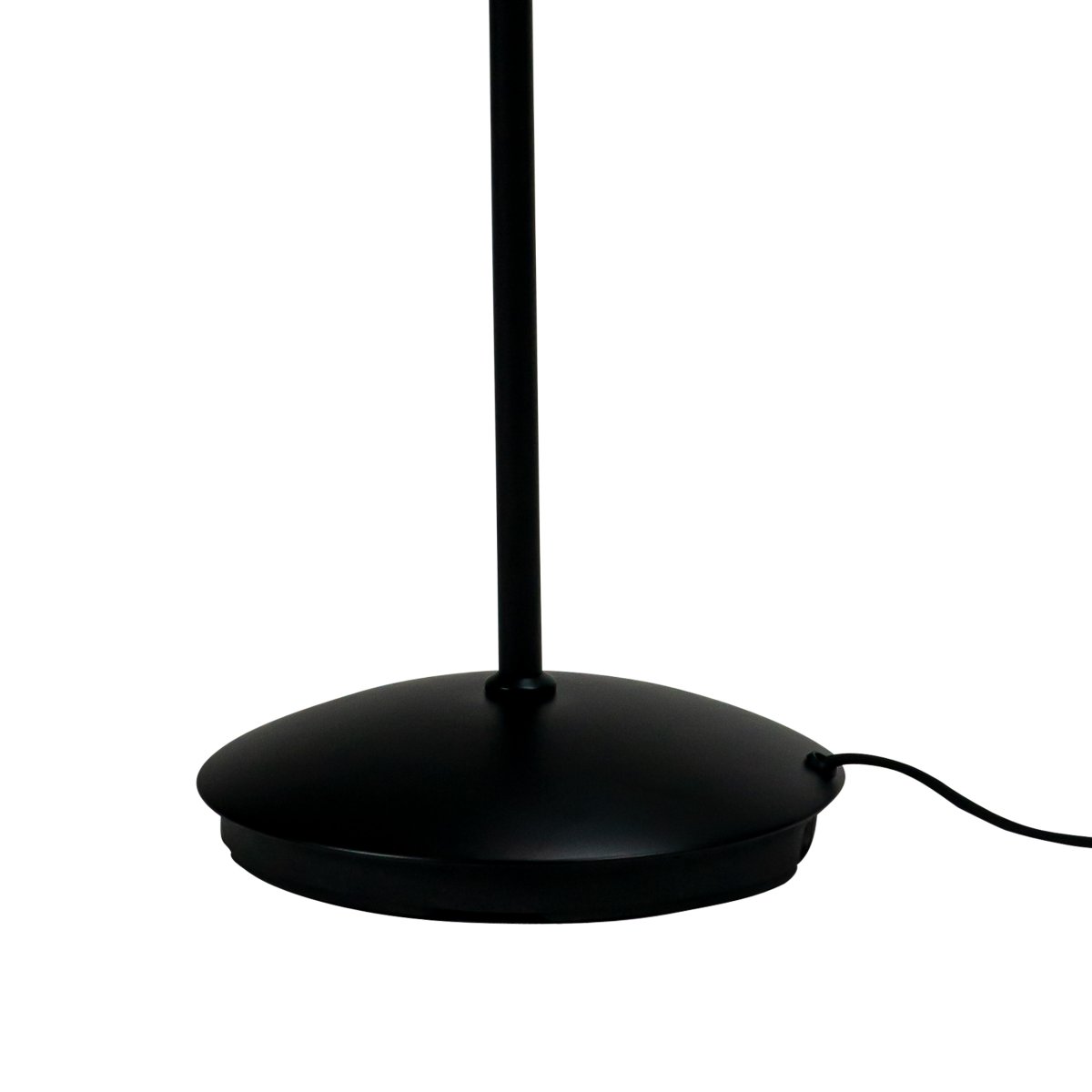 Riflet Zwart vloerlamp Van Dyberg Larsen - De Riflet vloerlamp van Dyberg Larsen heeft een nieuw design met een prachtig gecanneleerde lampenkap van opaalglas die een zacht en aangenaam licht verspreidt.