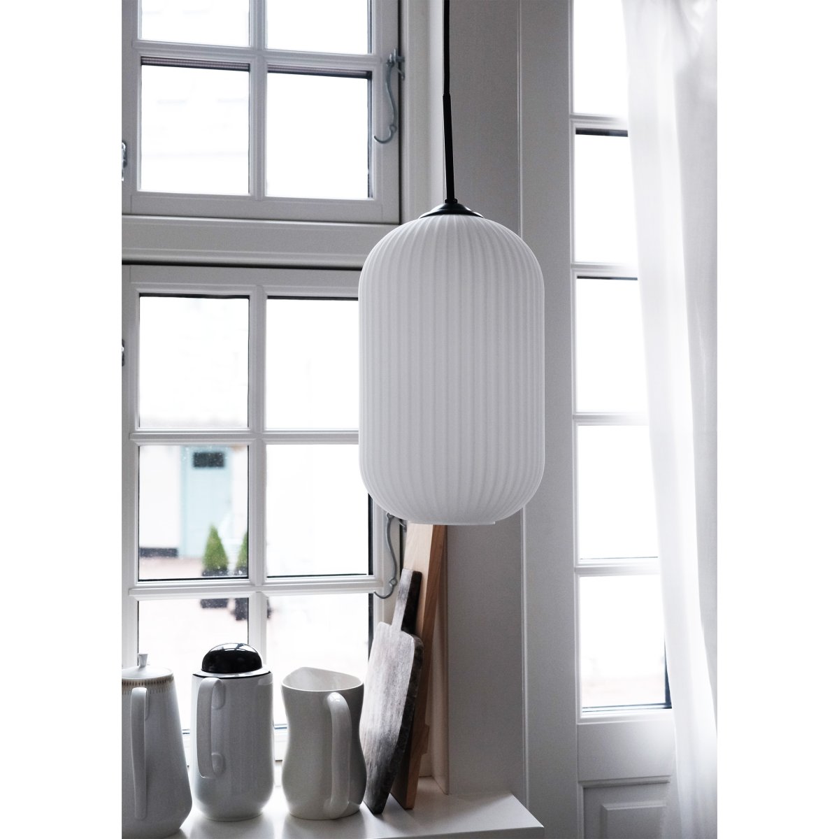 Riflet Ø14 Zwart hanglamp Van Dyberg Larsen - Met deze klassieke lampen zijn de mogelijkheden legio &ndash; Combineer bijvoorbeeld twee verschillende formaten boven de eettafel of in een hoek voor een unieke look.