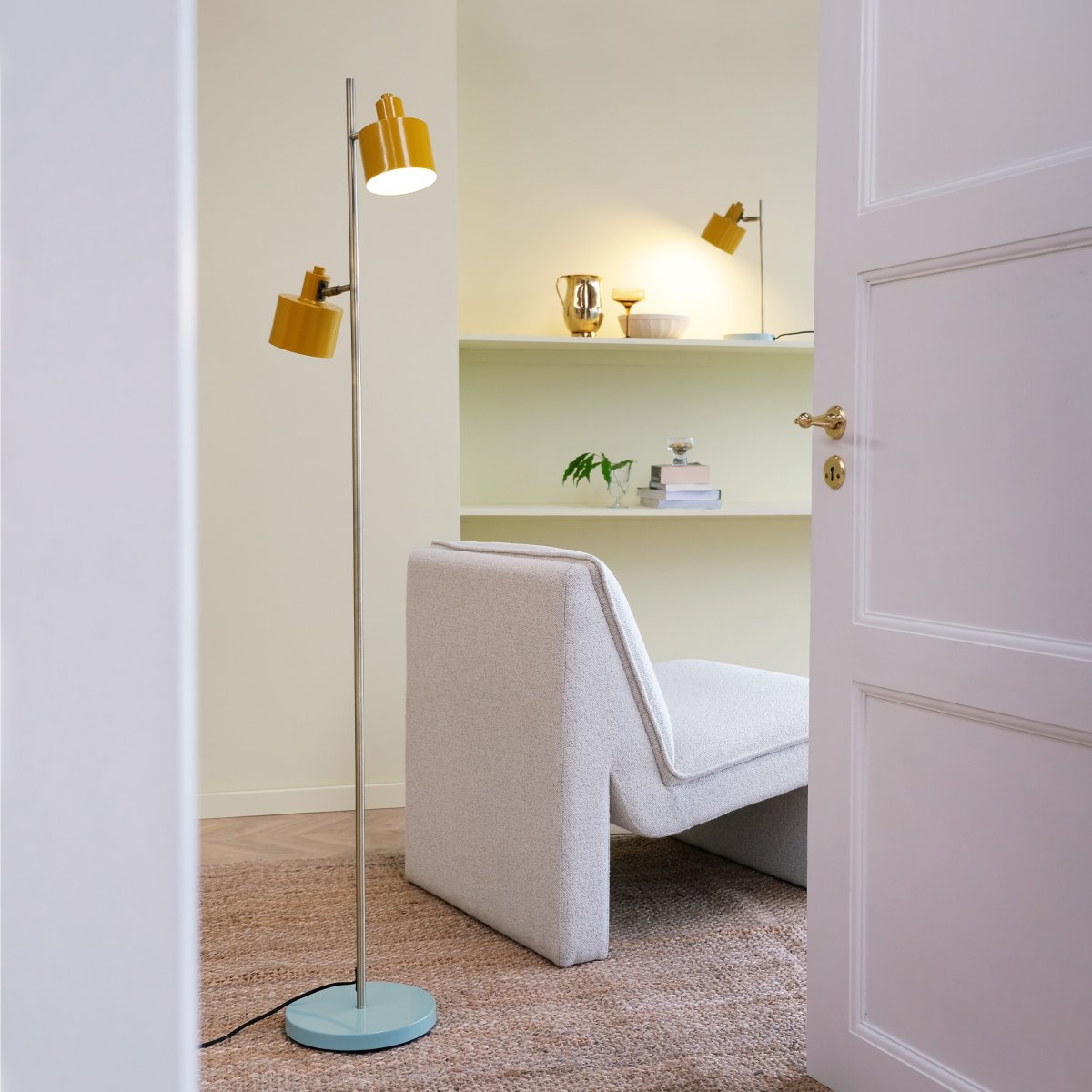 Ocean Veelkleurig vloerlamp Van Dyberg Larsen - De Ocean vloerlamp in de kleuren Curry/Brass/Turquoise heeft een metalen constructie, kan omhoog en omlaag worden gekanteld en wordt geleverd met een voetschakelaar op de voet.