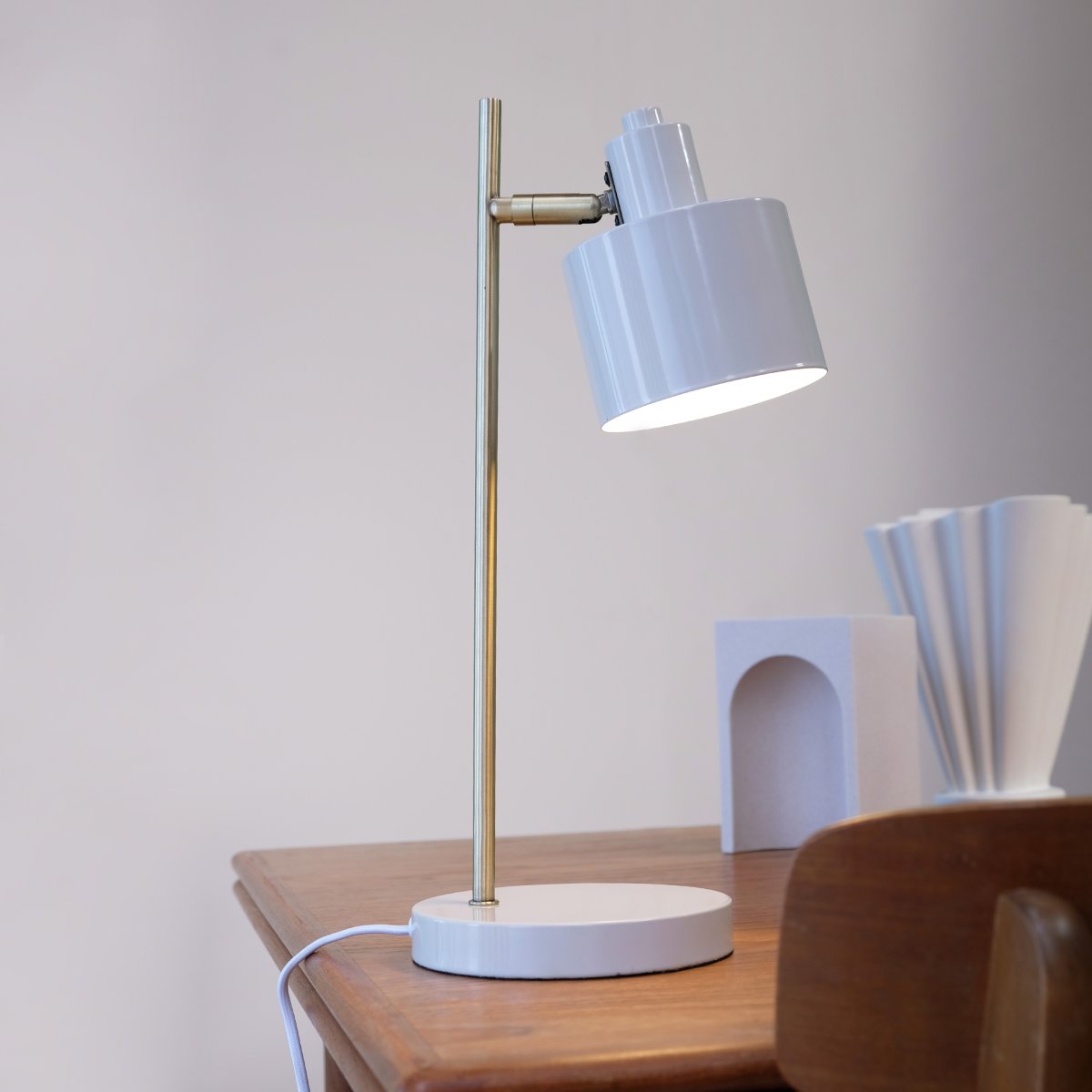 Ocean 43cm Olijf bureaulamp Van Dyberg Larsen - De Ocean tafellamp van Dyberg Larsen is een door de jaren 50 geïnspireerde lamp met een charmant retrodesign en een modern tintje.