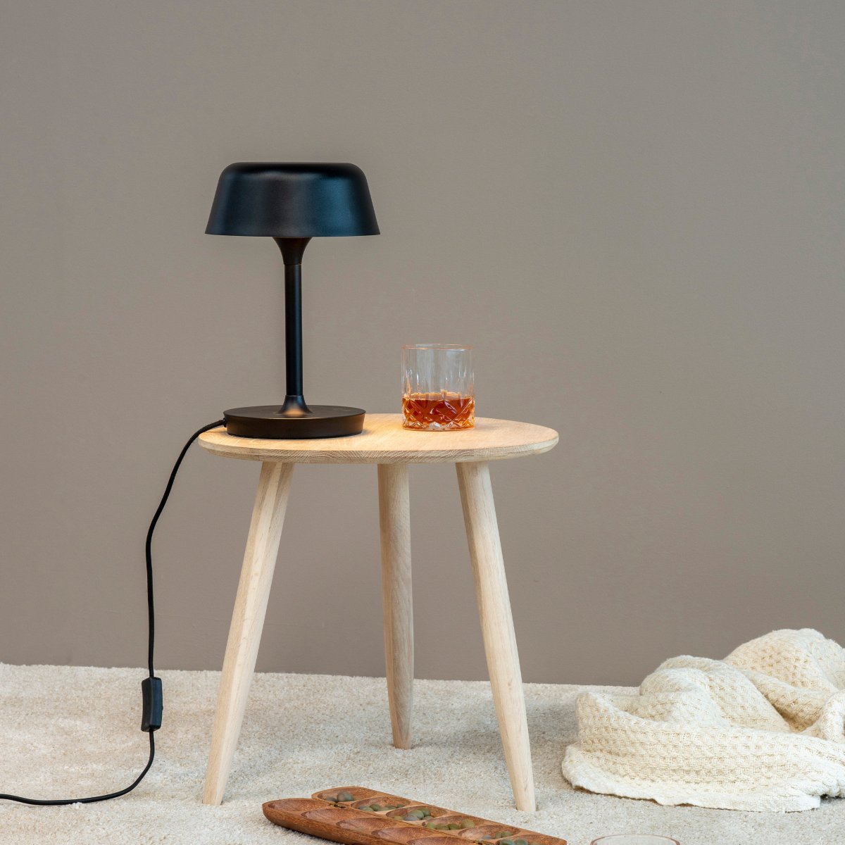 Valencia 30cm Zwart tafellamp Van Dyberg Larsen - De Valencia tafellamp is een elegante en unieke lamp die een mooi en aangenaam licht verspreidt.