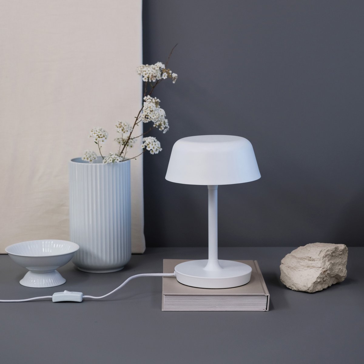 Valencia 30cm Wit tafellamp Van Dyberg Larsen - De Valencia tafellamp is een elegante en unieke lamp die een mooi en aangenaam licht verspreidt.