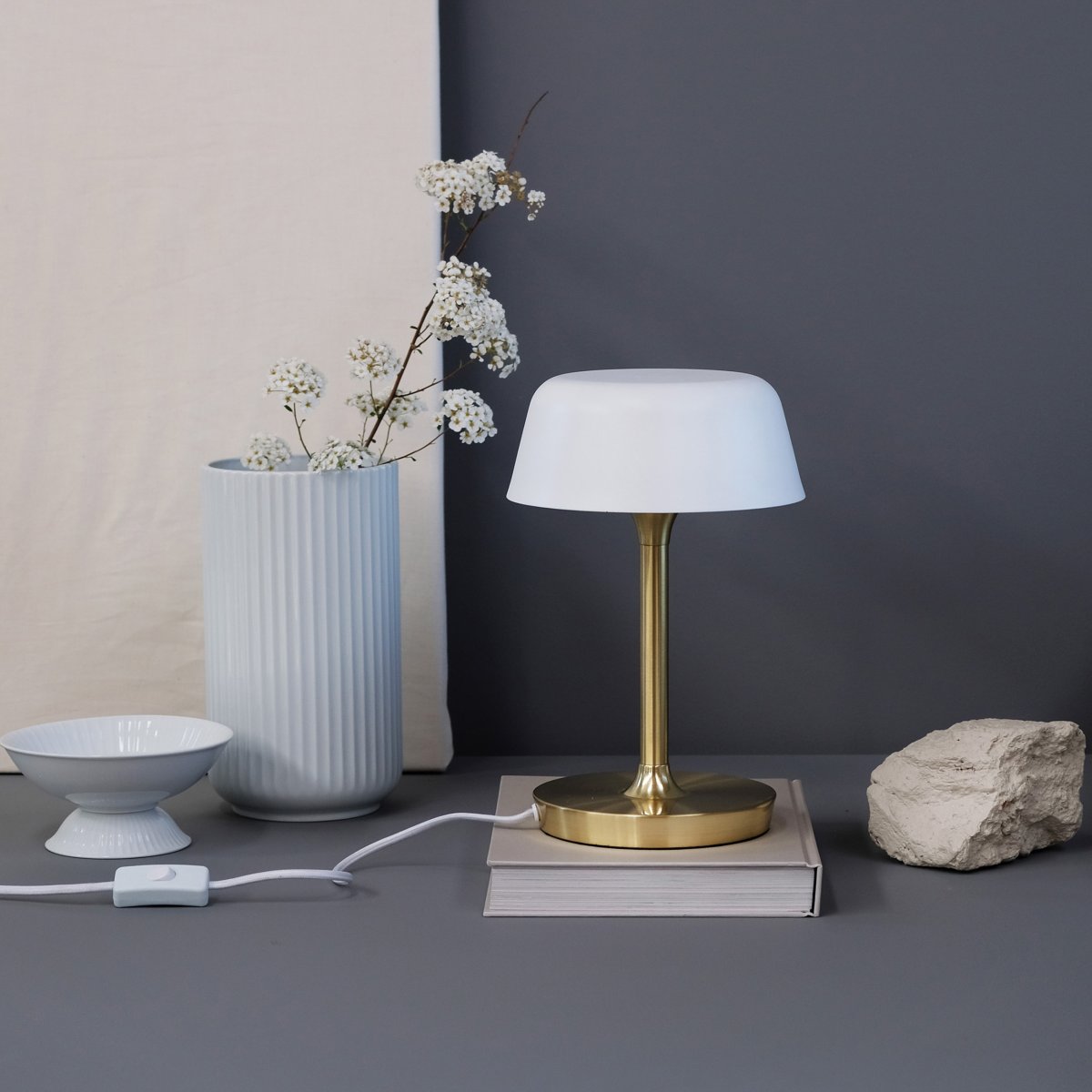 Valencia 30cm Messing tafellamp Van Dyberg Larsen - De Valencia tafellamp is een elegante en unieke lamp die een mooi en aangenaam licht verspreidt.