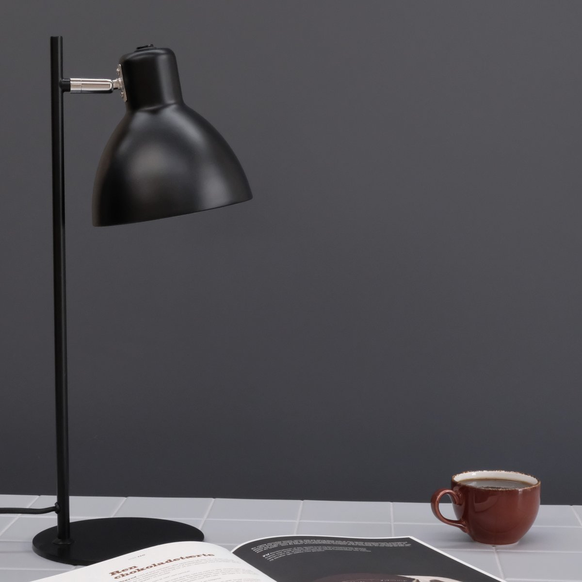 Skagen 50cm Zwart bureaulamp Van Dyberg Larsen - Laat Skagen een gericht en aangenaam licht verspreiden waar u het het meest nodig hebt en geef uw huis een tijdloze en verfijnde uitstraling met deze kwaliteitslamp!