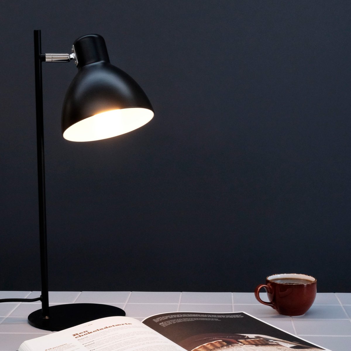 Skagen 50cm Zwart bureaulamp Van Dyberg Larsen - Laat Skagen een gericht en aangenaam licht verspreiden waar u het het meest nodig hebt en geef uw huis een tijdloze en verfijnde uitstraling met deze kwaliteitslamp!