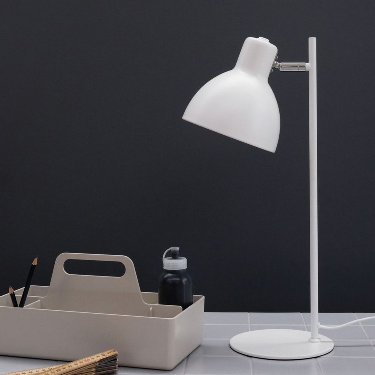 Skagen 50cm Wit bureaulamp Van Dyberg Larsen - Laat Skagen een gericht en aangenaam licht verspreiden waar u het het meest nodig hebt en geef uw huis een tijdloze en verfijnde uitstraling met deze kwaliteitslamp!