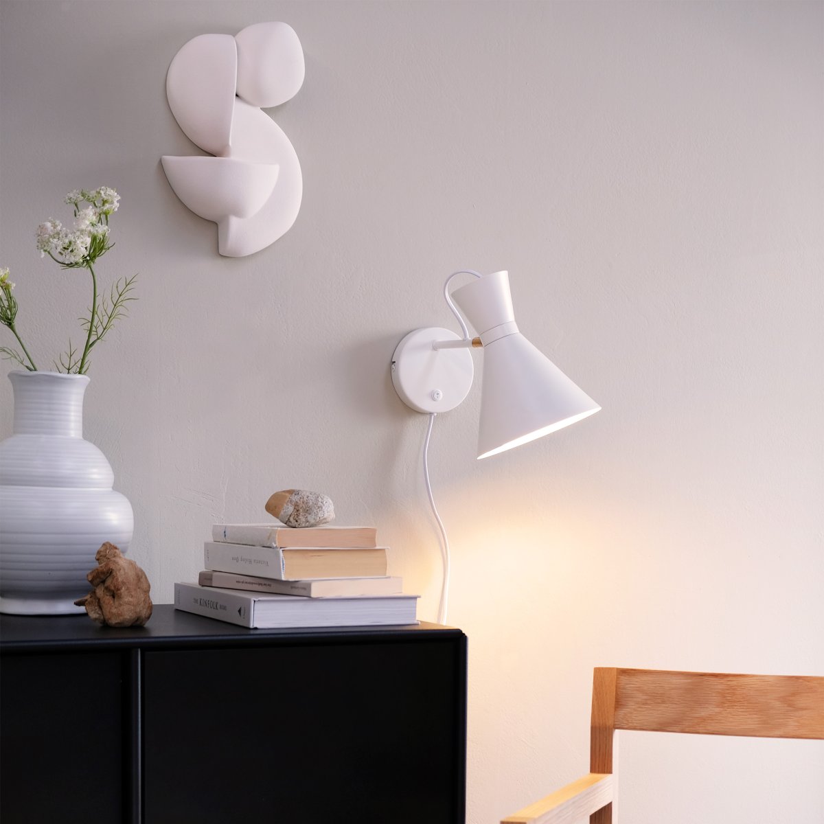 Cindy Wit leeslamp Van Dyberg Larsen - Of u nu op zoek bent naar een praktische lichtbron of een decoratief detail, de Cindy wandlamp &ndash; wit met messing &ndash; Een uitstekende keuze om zowel stijl als functionaliteit toe te voegen aan elke kamer in uw huis.